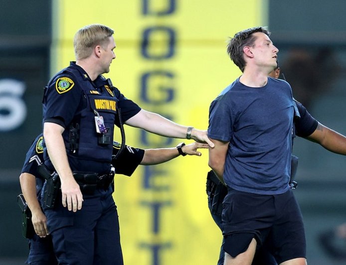 Security tackles baseball fan after he ran onto field, interrupting Astros-Orioles game
