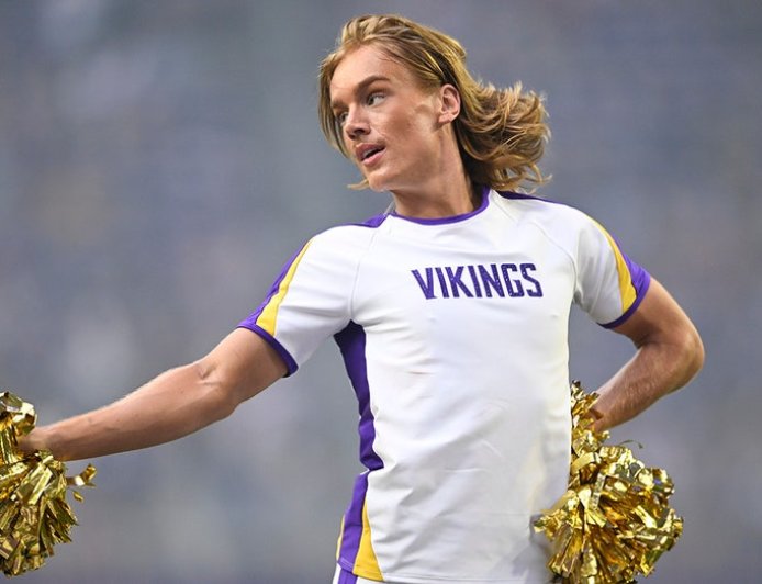 Vikings' male cheerleaders fire back at critics amid social media frenzy