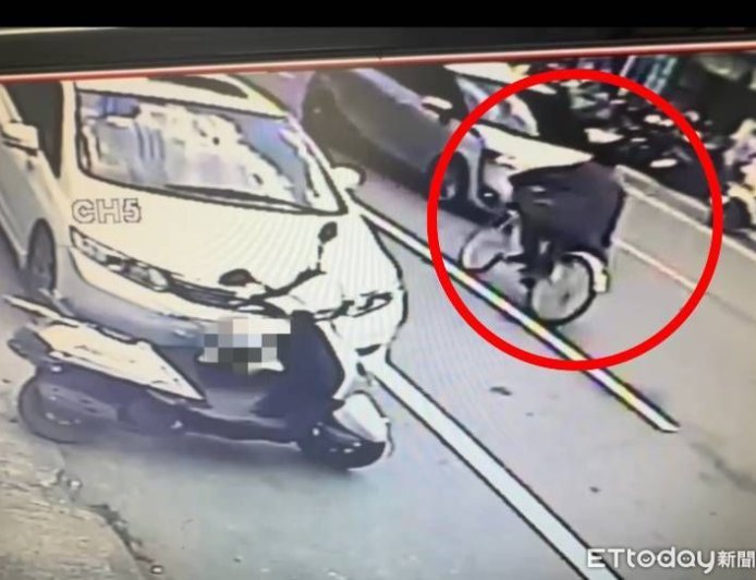 彰化男拿刀騎單車！逆向砍汽機車「後照鏡全毀」　警鎖定身分追查