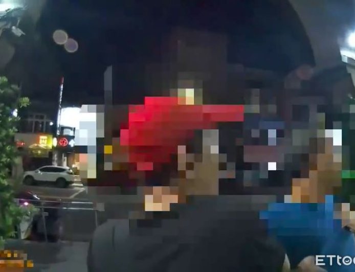 三重男酒醉騎樓鬧事　竟衝警車想開門！妨害公務遭壓制