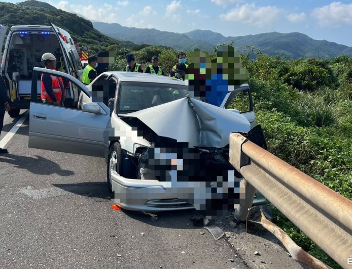 快訊/新北貢寮「汽車閃交通錐」自撞! 車頭全撞爛4人送醫