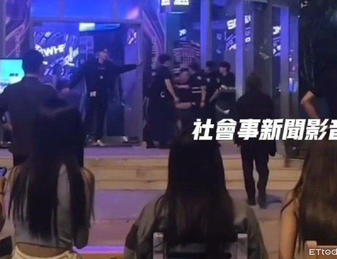 律師酒吧鬧事中指嗆警！遭噴辣椒水壓制　正妹坐一排直擊拍手叫好
