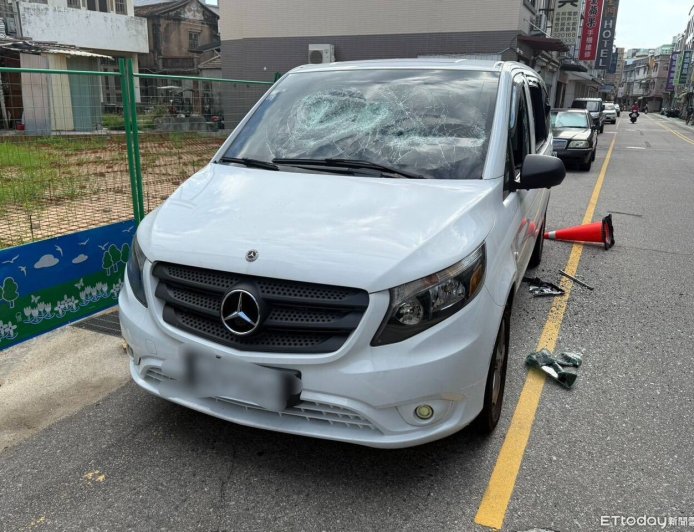 金門連爆2起砸車!賓士車窗全破慘況曝 疑拖欠薪水遭下重手