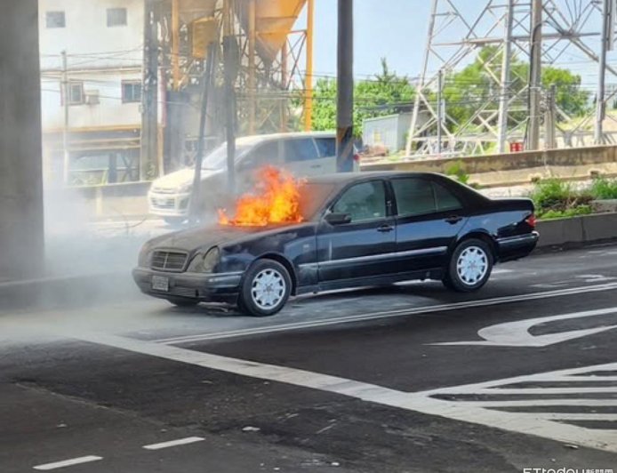台中27年老賓士引擎室突自燃!路過客運司機停車幫滅火