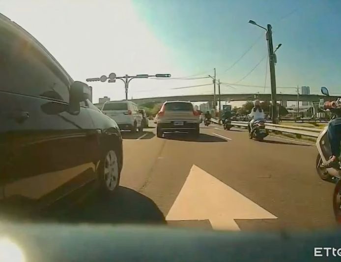 三重疏洪道騎士叭了一下 等紅燈竟遭3男下車圍毆!警2小時逮人