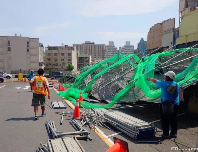 高雄工地出事了！拆到一半「鷹架整排倒」慘況曝　市府勒令停工