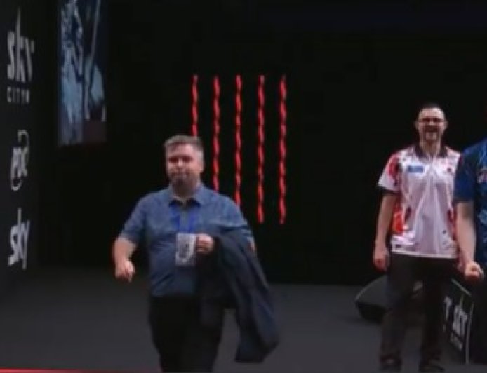 &#8216;Coldest thing I&#8217;ve ever seen&#8217; &#8211; Luke Humphries&#8217; hilarious reaction as darts announcer&#8217;s iconic act leaves world champion stunned