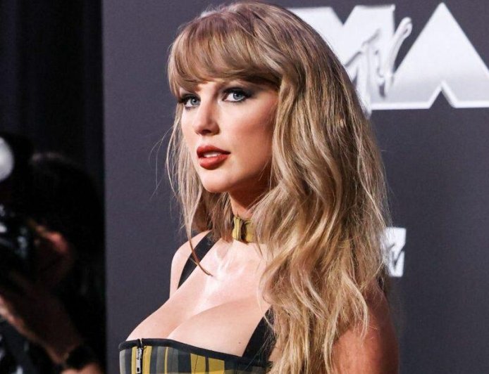Taylor Swift Flaunts Her Backside In New Album Cover, But Critics Claim She Is 'Desperate To Be A Sex Symbol'