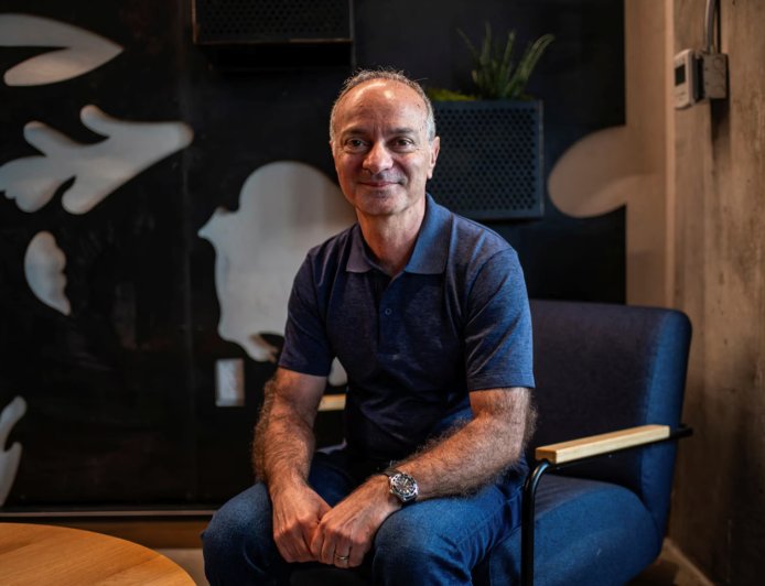 ARM 为自研芯片挖角对手：亚马逊 AI 芯片主管加盟