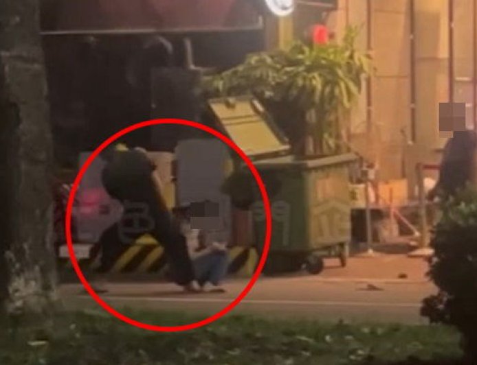 女友不戒菸！高雄男當街痛毆「掃把打斷」扯髮拖行