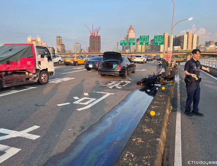 畫面曝光！男騎士忠孝橋自撞噴快車道　遭賓士2車撞回機車道慘死