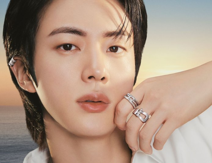 BTS成員Jin鑽石耳扣百搭　FRED珠寶配Gucci服帥氣登場