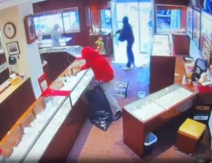 Seattle police chief was reportedly having lunch as $2M jewelry store robbery happened just yards away