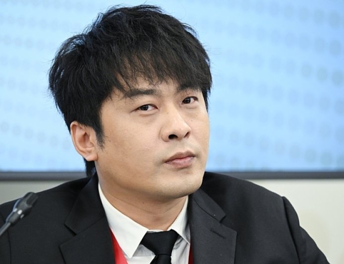 辛巴再次宣布退出直播行业，未回应自创卫生巾致癌争议