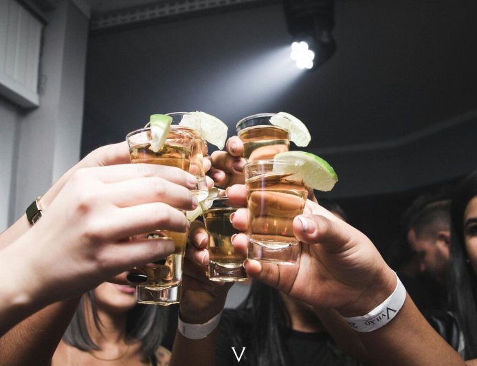 喝酒護心？研究：每周喝逾8杯酒，大腦病變風險飆升133%