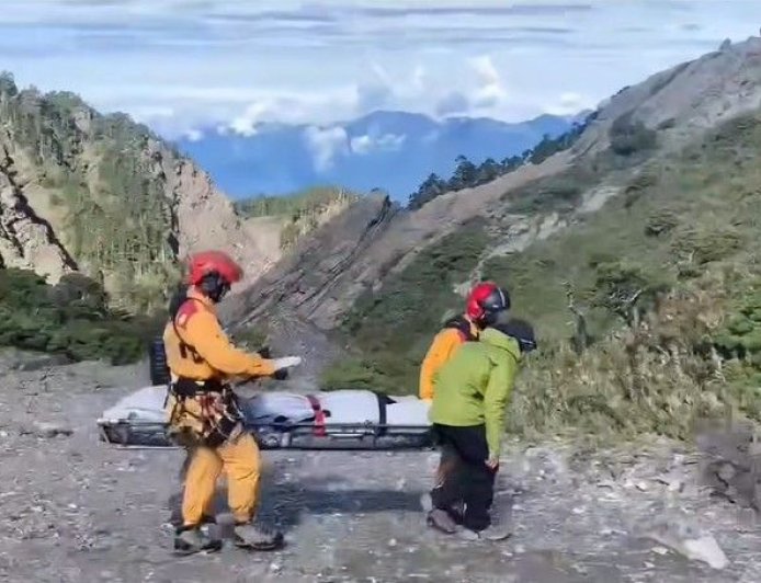 快訊／南湖大山意外！1登山客疑「高山症」死亡　空勤吊掛遺體下山