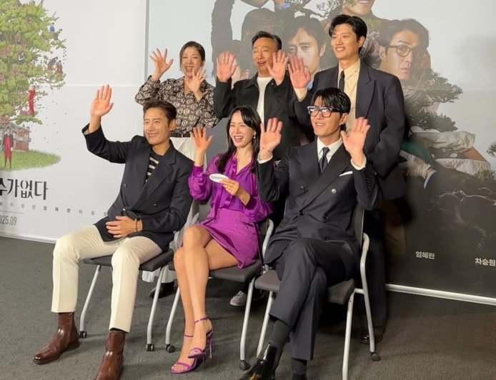 孫藝真宣傳新片美腿全都露 被李秉憲逗樂憋笑破功