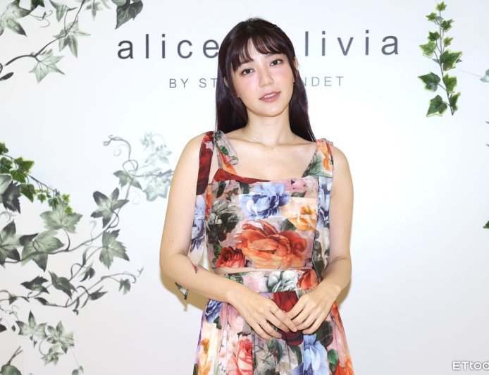 郭雪芙平常不浪漫卻被印花洋裝圈粉　 alice + olivia限定娃娃T恤必收