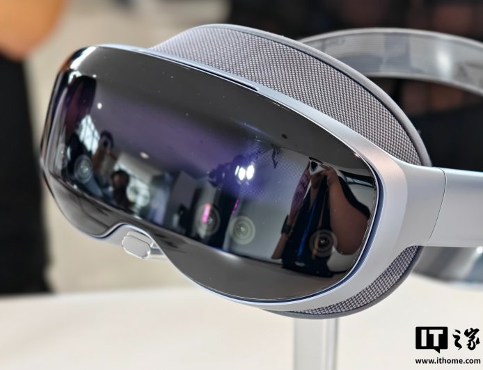 vivo Vision 探索版上下左右 180 度视野，支持 120 英尺超大巨幕 + 多视角沉浸观赛