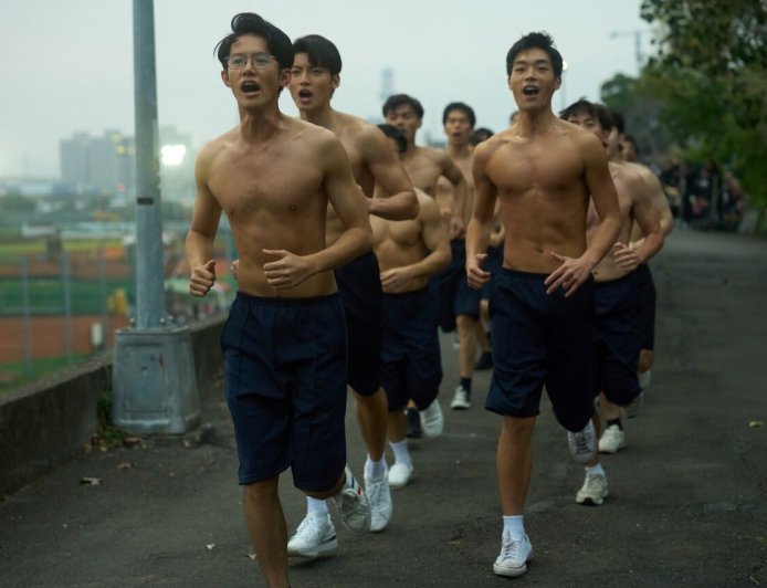 烈日下的台灣驕傲！建中樂旗隊「平均不到18歲」征戰國際　《進行曲》還原熱血青春