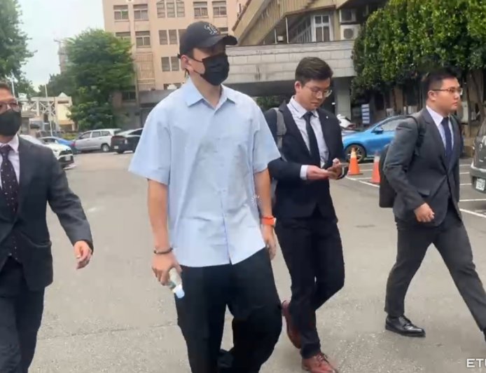 快訊／砸重金閃兵失敗！王大陸2度現身開庭　沉默不語進法院