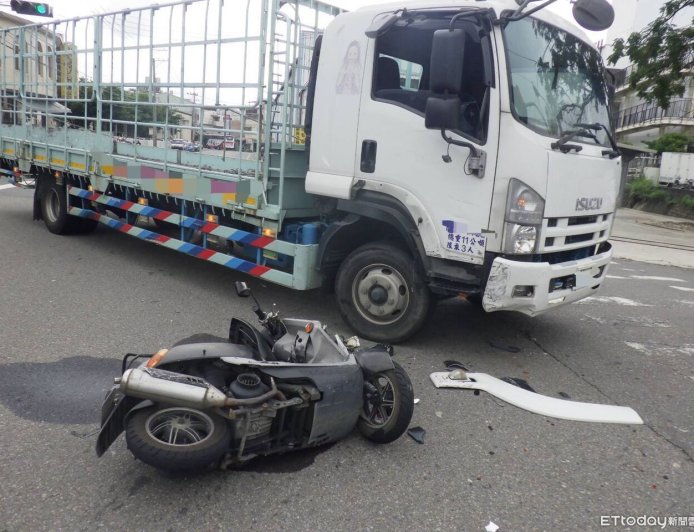 嚇人!女懷孕5月騎車「高速對撞」大貨車 緊急送醫幸母子均安