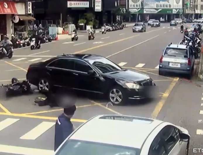 高雄機車路口高速撞賓士！零件噴飛騎士噴飛重摔　恐怖畫面曝