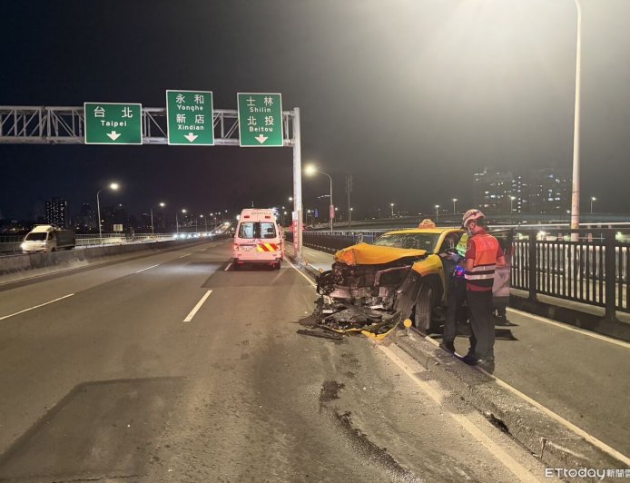 快訊／北市華江橋小黃自撞　車頭全毀卡汽機車分隔島