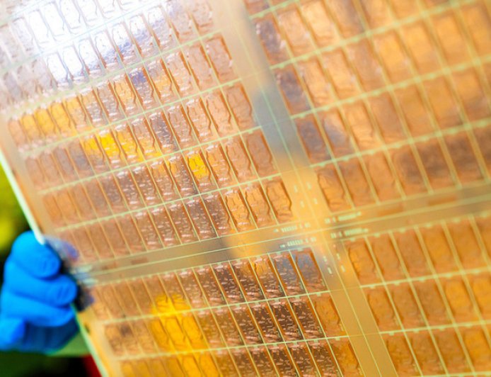 消息称英特尔正推动半导体玻璃基板技术授权，从自主生产转向“外包”