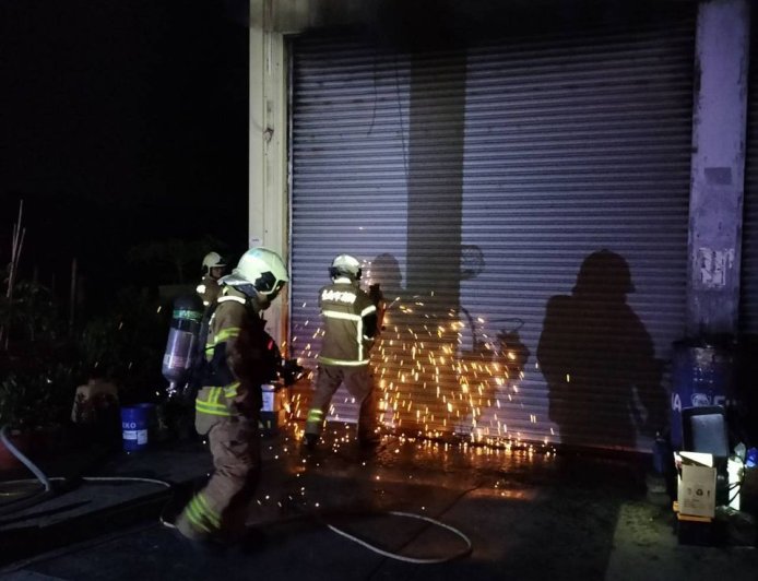 官田鐵皮工廠深夜火警 消防人車全力灌救未延燒
