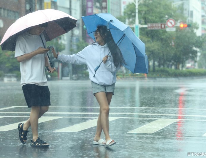「劍魚」變強明天升級中颱　午後雷雨一路下到周六