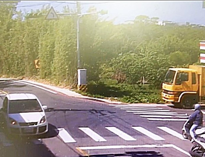 惡劣片！自小客車過彎正面逆撞機車　駕駛沒下車直接跑了