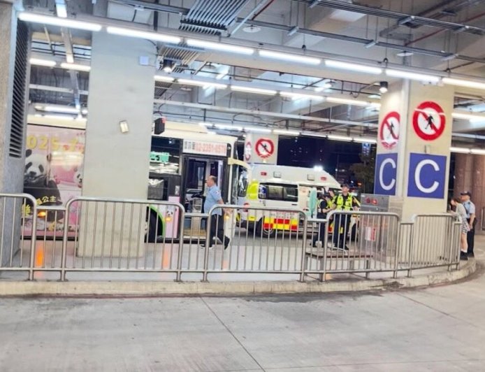 鑽車縫失敗太丟臉！台中騎士狂追公車　安全帽K司機打到骨折