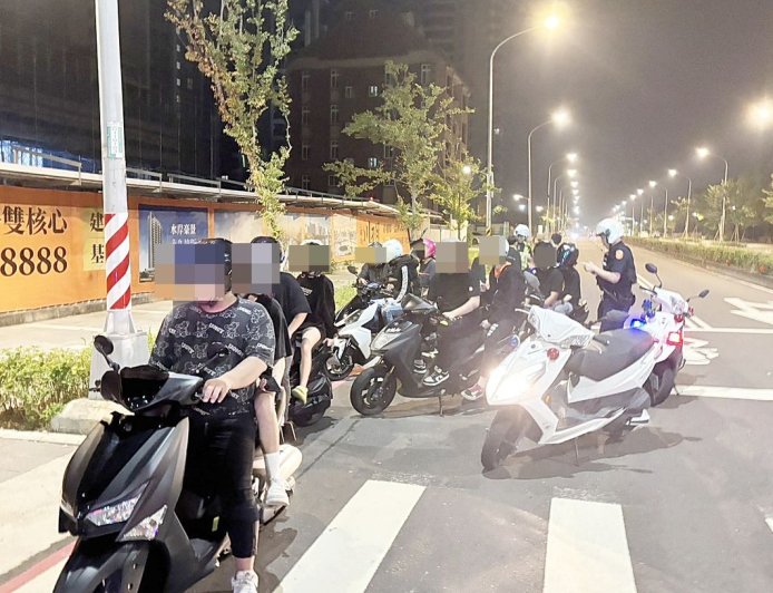半夜聚集重劃區競速飆車 桃園快打部隊攔逮15飆仔