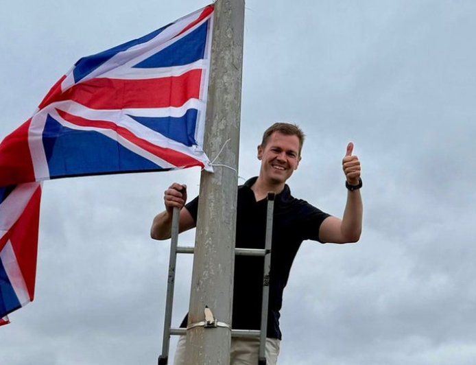 England flag displays powerful symbol in immigration fight as Trump-style populism sweeps through UK