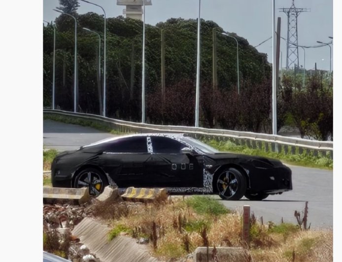 小米神秘伪装车现身街头，有望为长轴距 SU7L 车型