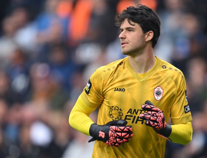 Manchester United transfer target Senne Lammens left out of Royal Antwerp team as move edges closer