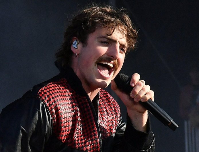 Benson Boone’s Stage Design Goes Viral For NSFW Reason