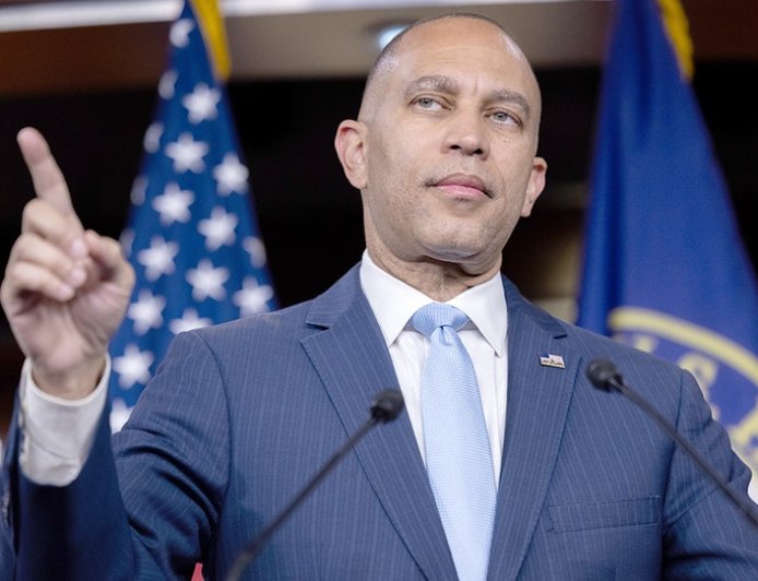 Jeffries gets in heated clash with CNN host on 'hypocritical' redistricting position and if Dems have a plan