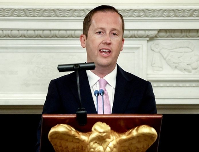 被特朗普称为好友、马斯克斥为“毒蛇”，美国驻印度新大使是谁？