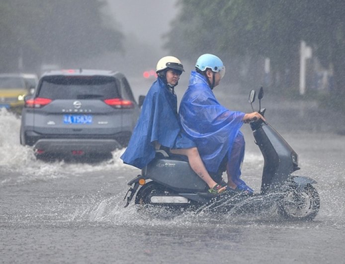 台风“剑鱼”将登陆或擦过海南沿海，三亚全市停工停课