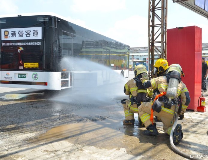 台南再添10輛電動公車　新營客運完成消防演練分批上路