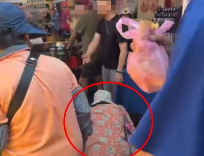 彰化83歲嬤順手牽羊！偷500元銀飾事跡敗露　當場下跪賣慘求饒