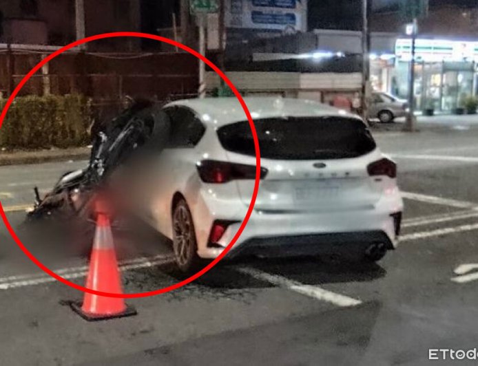 高雄轎車「鬼切」迴轉！騎士噴飛　40萬紅牌重機「倒頭栽」毀了