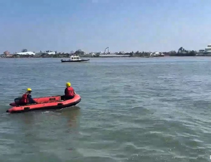 屏東夜釣意外！男開波特船出海落水　警消搜索一夜未獲生死不明