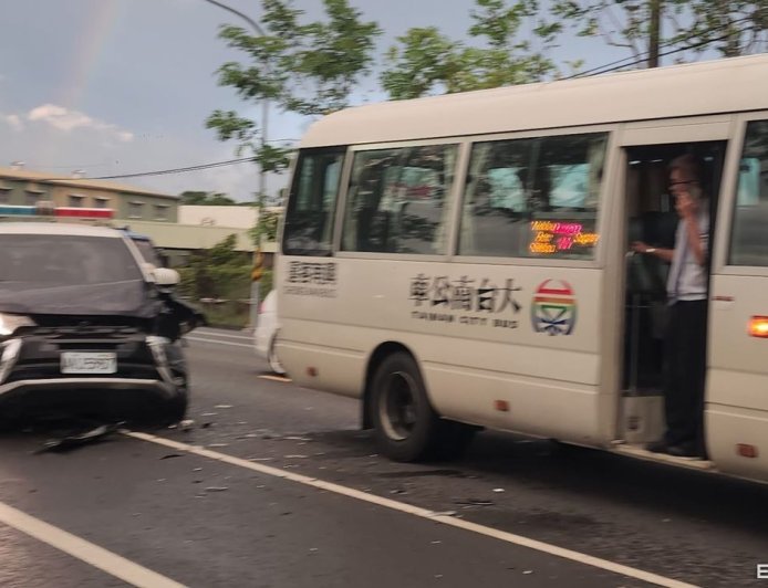 巡邏車追撞小巴 佳里警分局:將強化駕駛訓練