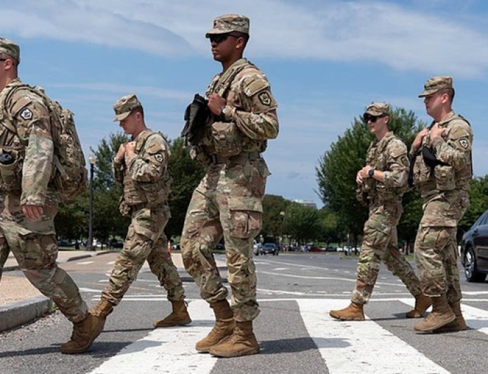 国民警卫队开始在华盛顿携枪执勤，特朗普还准备向美国第三大城市派兵