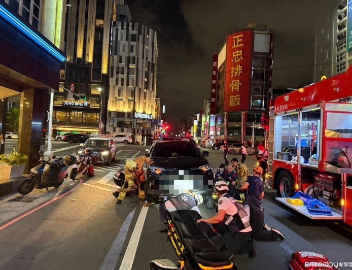 快訊／倒路上被輾過！高雄男「困車底下」命危送醫