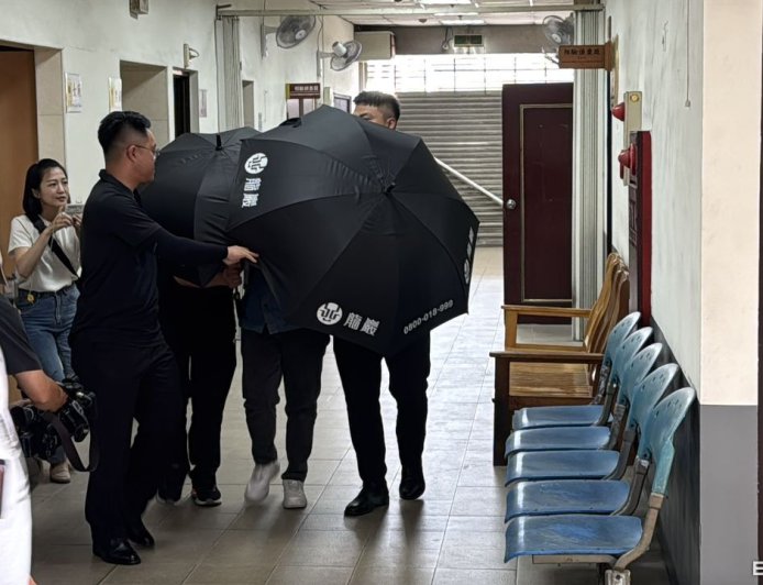 快訊／高雄通緝犯遭開16槍慘死今解剖　家屬黑傘保護下現身