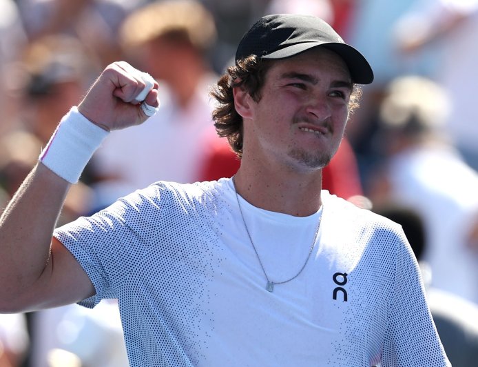 ‘Don’t know what happened’ – Tennis star apologises after vomiting on court during US Open clash